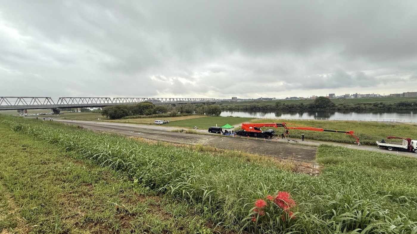 三郷花火大会 LIVE配信 — 河川敷でのクレーン設置風景